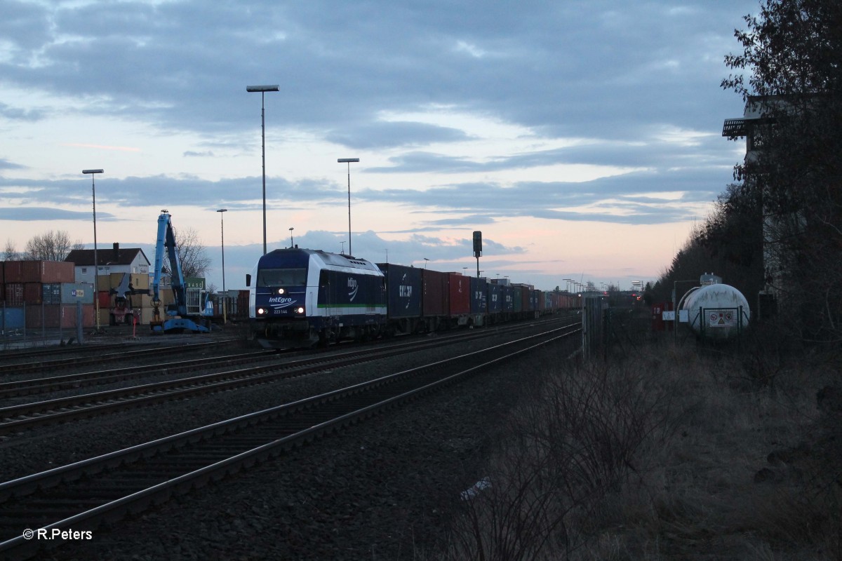 223 144 mit dem 1. Containerzug in Wiesau bereit zur Abfahrt nach Hof. 22.02.14