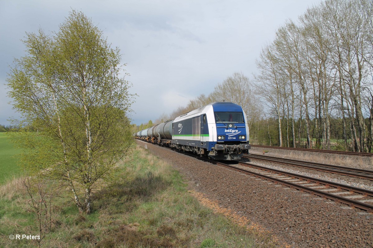 223 144 mit dem Kesselzug Großkorbetha - Tanklager Weiden bei Schönfeld. 20.04.14