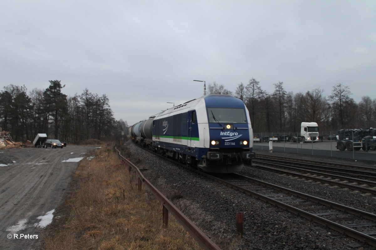 223 144 mit einem Kesselzug bei der Einfahrt in Wiesau.02.01.14