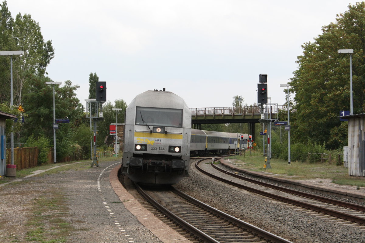 223 144 der MRB als RE6 mit ziel Leipzig Hbf bei der Durchfahrt des Bahnhofs Leipzig-Werkst�ttenstra�e am 1.9.19