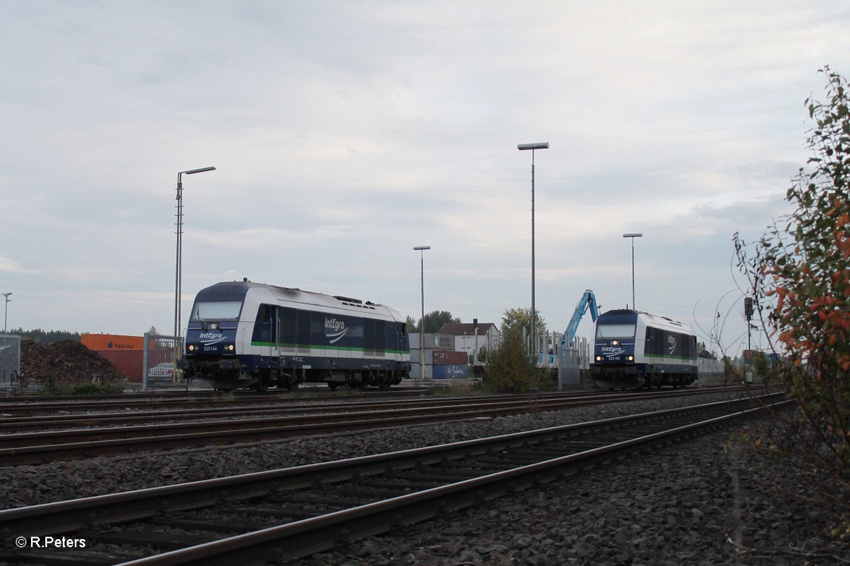 223 144 wartet vor dem Eingang vom ATW in Wiesau. 08.10.14