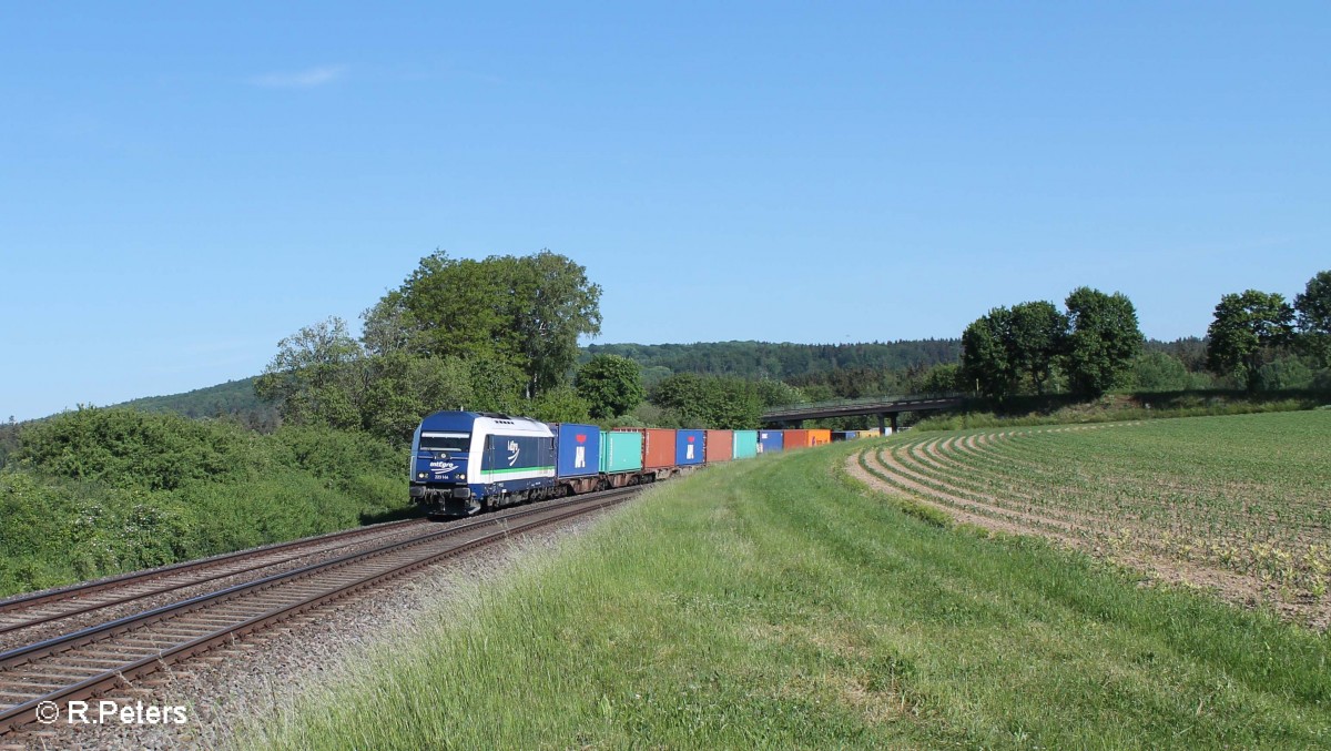 223 144 zieht bei Oberteich den Containerzug Hamburg - Wiesau durch die Kurve. 05.06.15