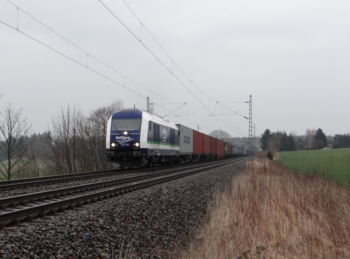 223 152 zusehen mit einem Containerzug am 15.03.14 an der Schöpsdrehe bei Plauen/V. 