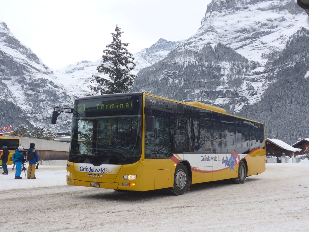 (223'157) - Grindelwaldbus, Grindelwald - Nr. 18/BE 382'871 - MAN/G�ppel am 27. Dezember 2020 beim Bahnhof Grindelwald