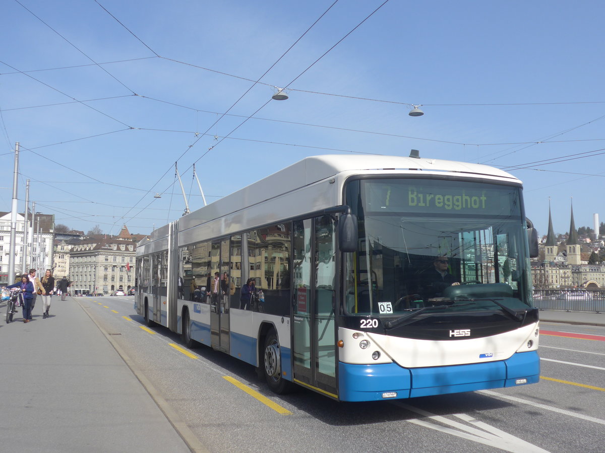 (223'797) - VBL Luzern - Nr. 220 - Hess/Hess Gelenktrolleybus am 26. Februar 2021 in Luzern, Bahnhofbr�cke
