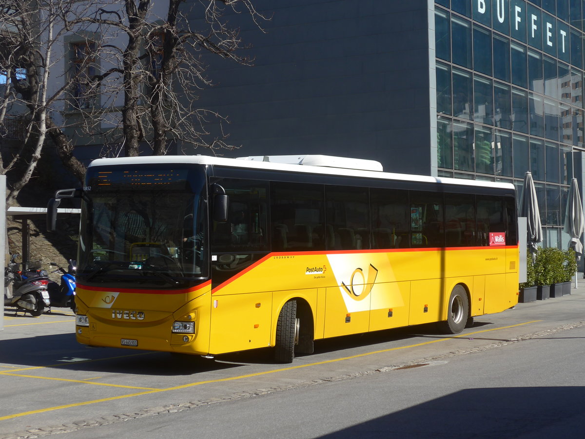 (223'903) - PostAuto Wallis - VS 445'901 - Iveco am 2. M�rz 2021 beim Bahnhof Brig