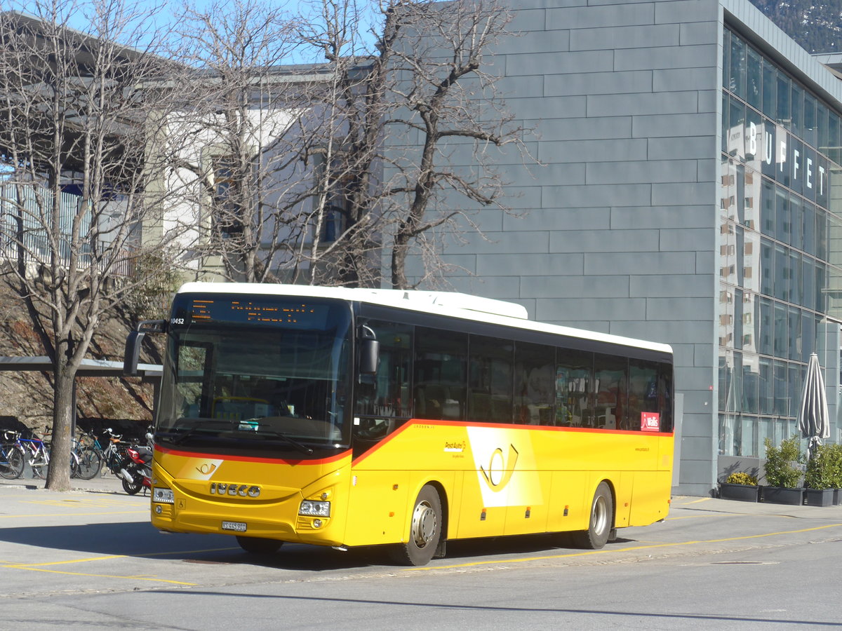 (223'909) - PostAuto Wallis - VS 445'901 - Iveco am 2. M�rz 2021 beim Bahnhof Brig