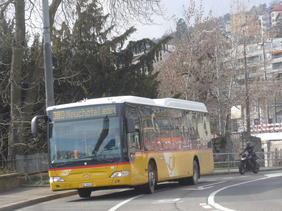 (224'043) - CarPostal Ouest - NE 98'400 - Mercedes am 7. M�rz 2021 beim Bahnhof Neuch�tel