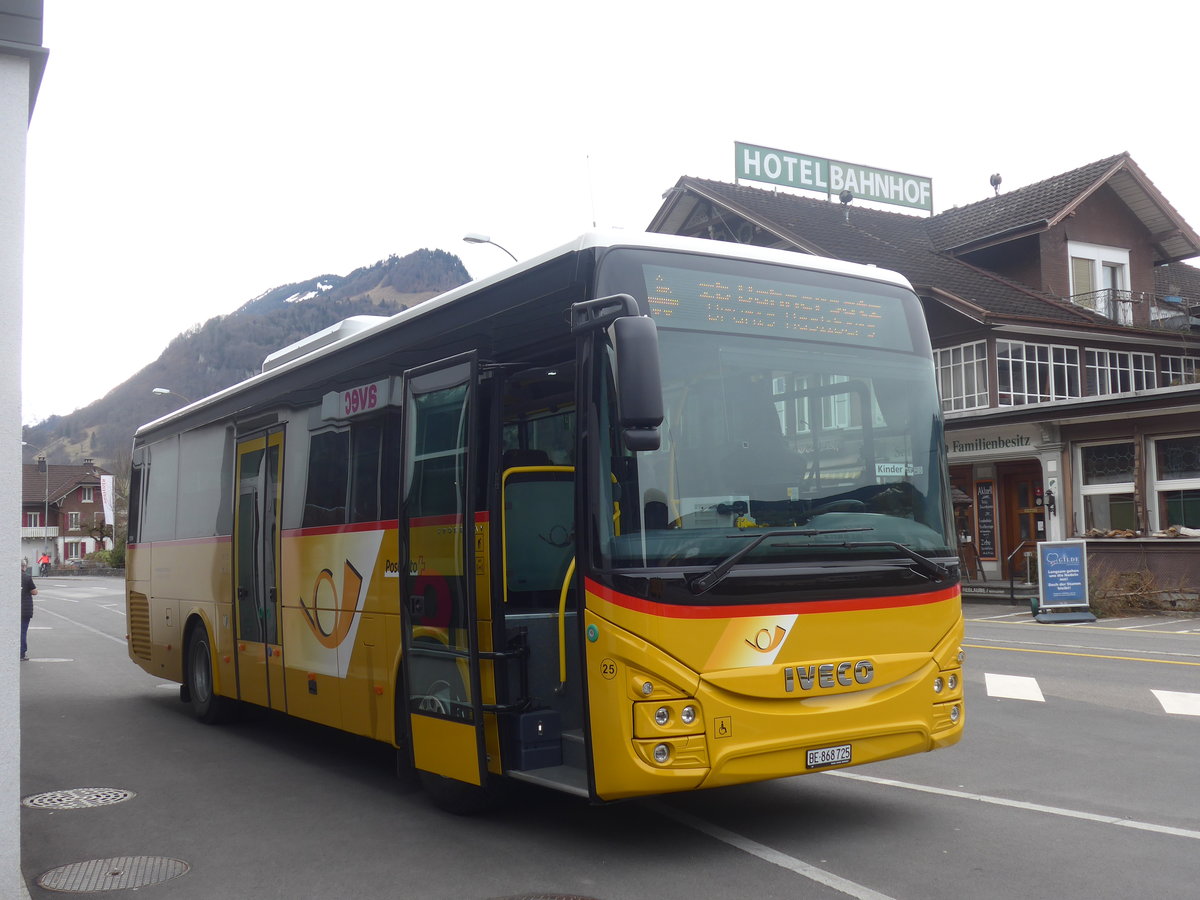(224'086) - Fl�ck, Brienz - Nr. 25/BE 868'725 - Iveco am 13. M�rz 2021 beim Bahnhof Giswil