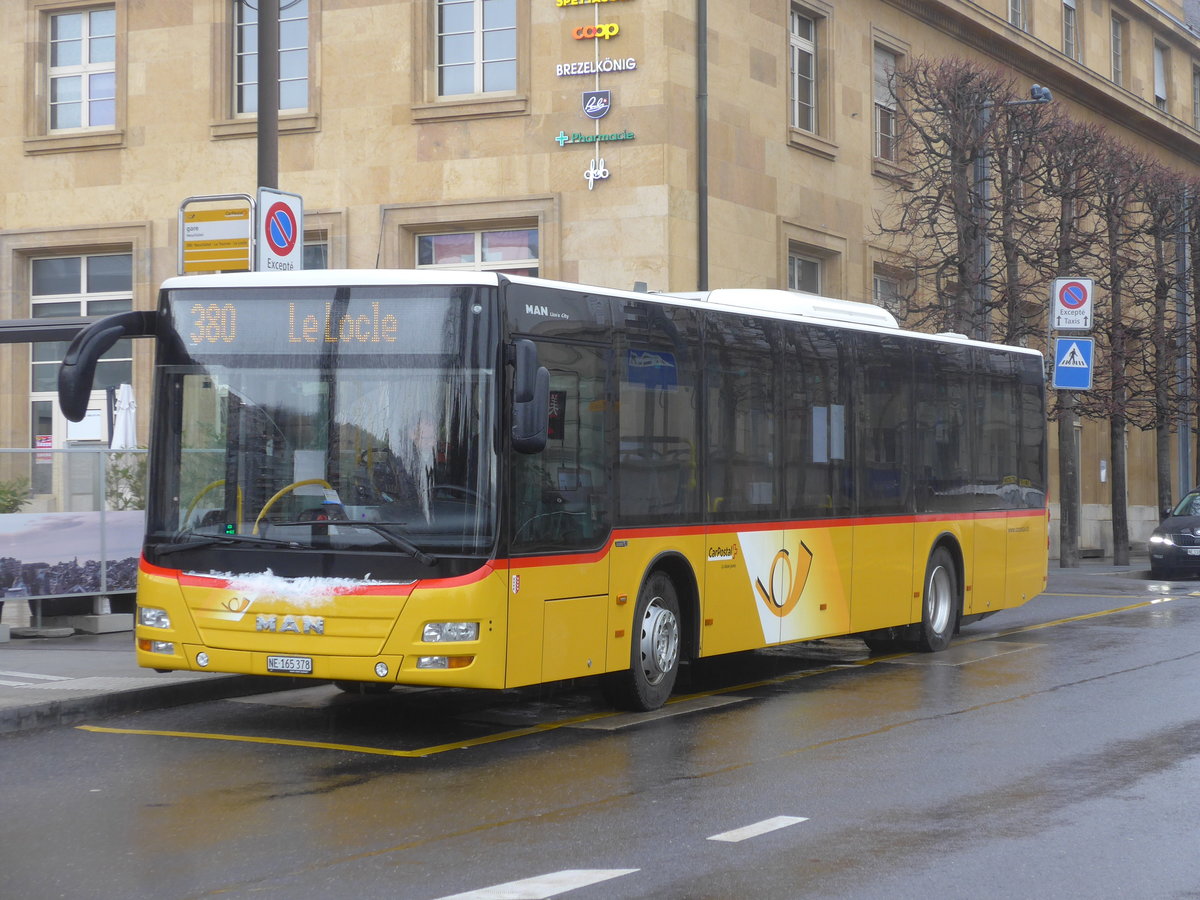 (224'181) - CarPostal Ouest - NE 165'378 - MAN (ex TMR Martigny) am 14. Mrz 2021 beim Bahnhof Neuchtel