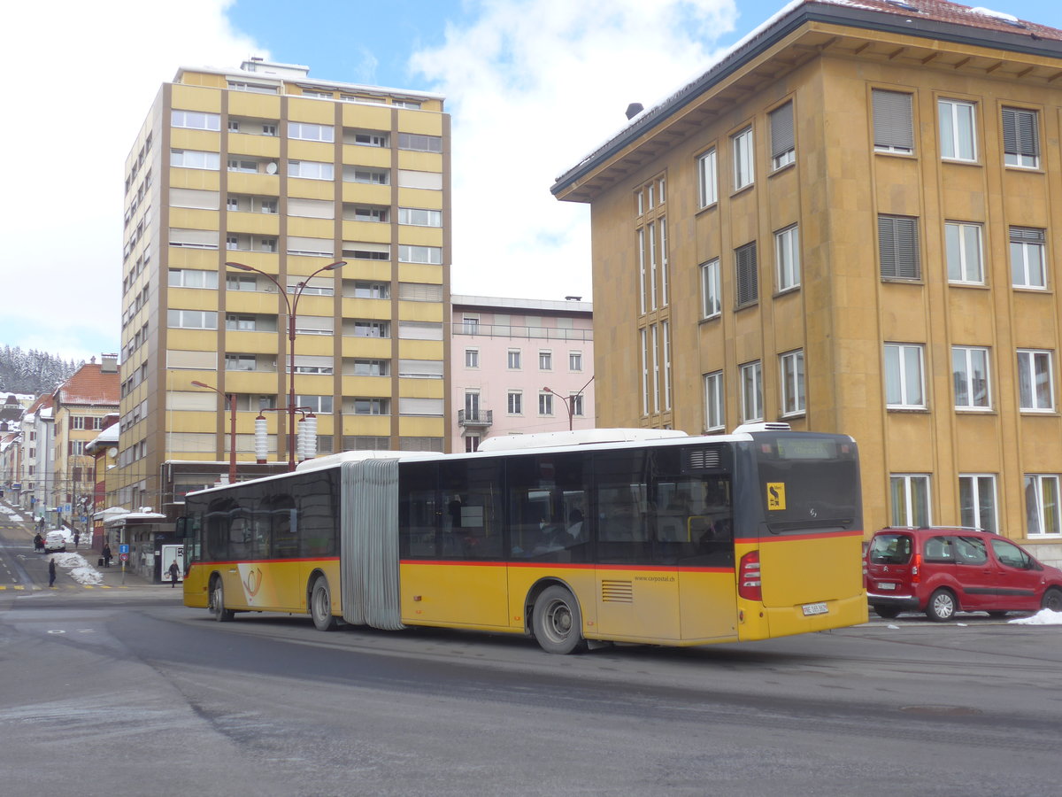 (224'266) - CarPostal Ouest - NE 165'362 - Mercedes (ex VD 386'069) am 20. M�rz 2021 beim Bahnhof La Chaux-de-Fonds