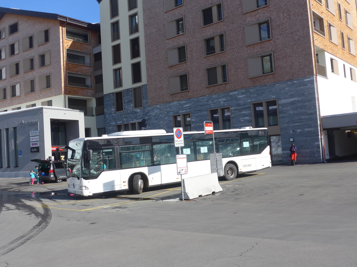 (224'545) - Andermatt-Urserntal Tourismus, Andermatt - UR 9370 - Mercedes am 28. M�rz 2021 in Andermatt, Bahnhofplatz 