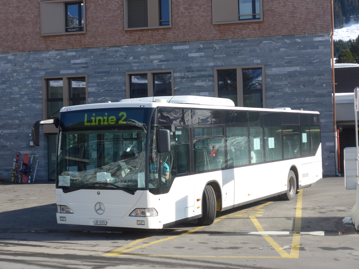 (224'547) - Andermatt-Urserntal Tourismus, Andermatt - UR 9370 - Mercedes am 28. M�rz 2021 in Andermatt, Bahnhofplatz