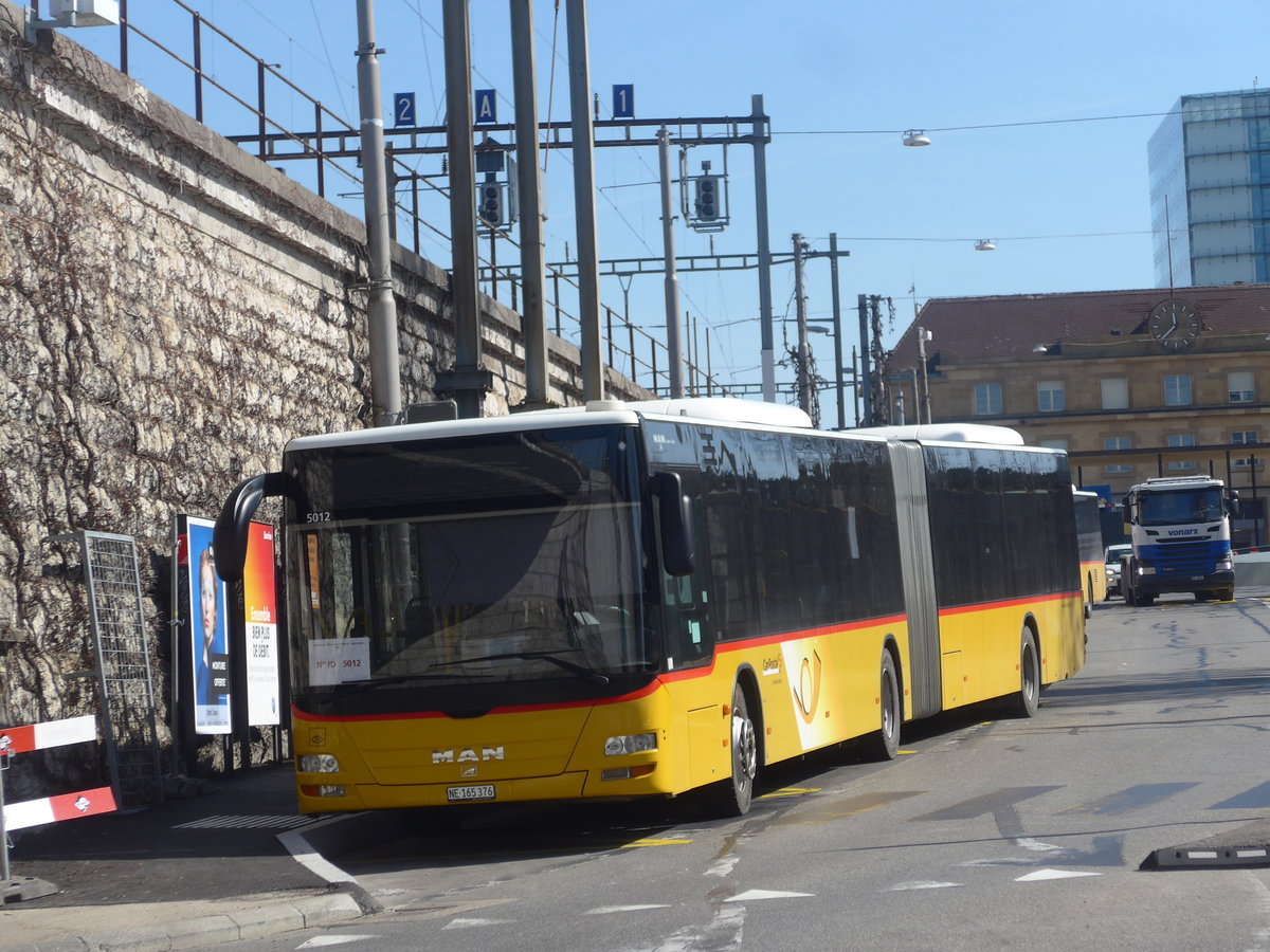 (224'556) - CarPostal Ouest - NE 165'376 - MAN (ex VD 495'042) am 29. M�rz 2021 beim Bahnhof Neuch�tel