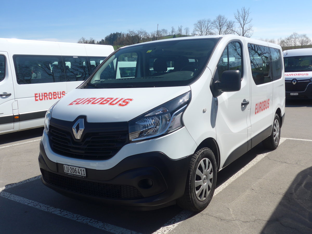 (224'909) - H�fliger, Sursee - Nr. 11/LU 206'411 - Renault am 11. April 2021 in Ruswil, Garage ARAG