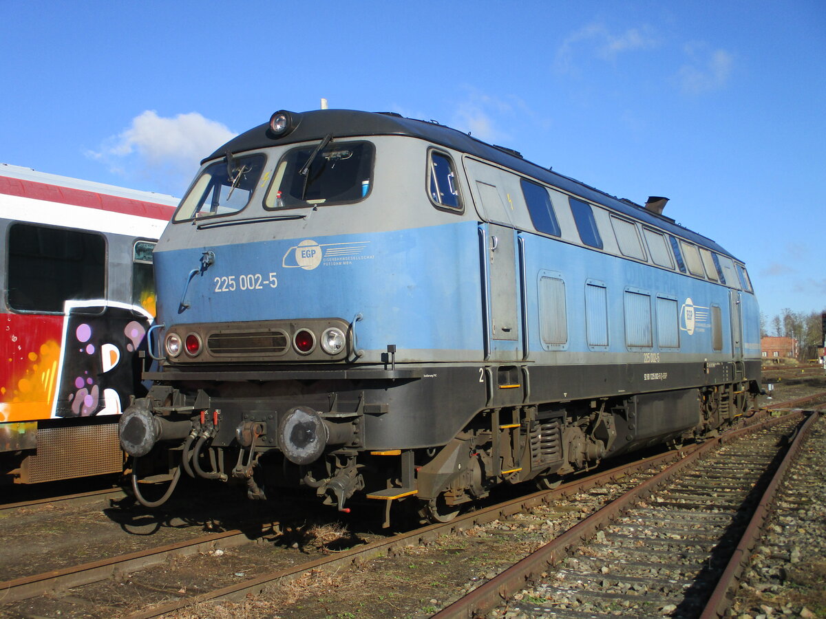 225 002,am 26.Februar 2022,im Bahnhof Meyenburg.