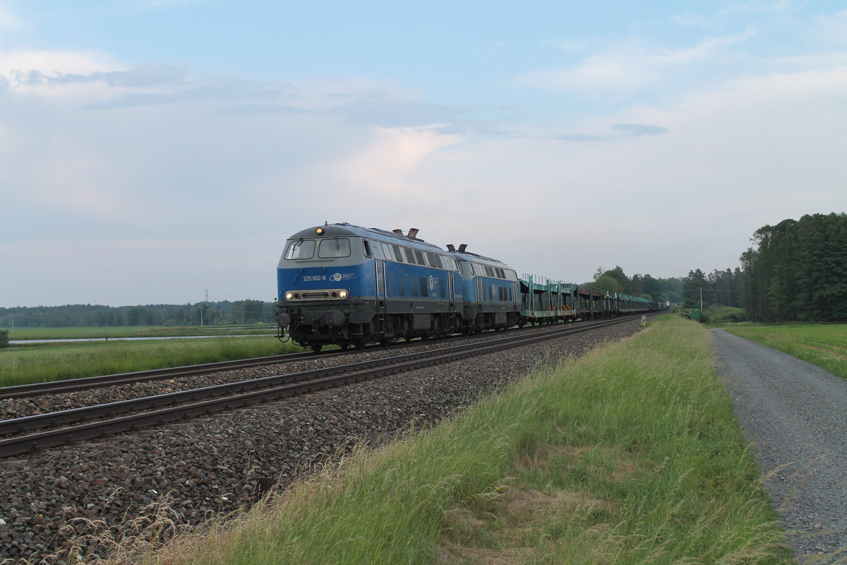 225 802-8 und 225 002 ziehen den leeren Autozug aus München Milbertshofen nach Mosel bei Glauchau. 27.05.18