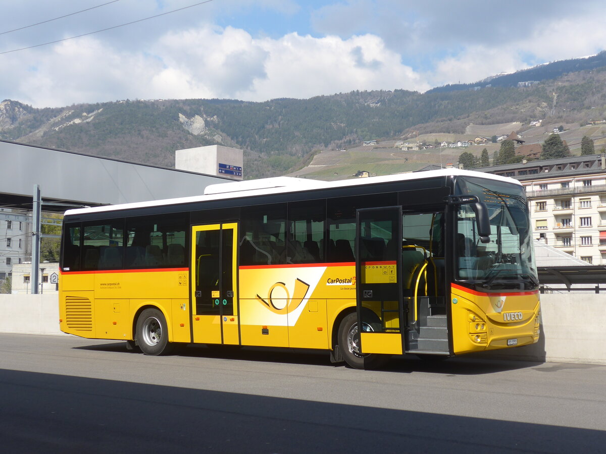 (225'110) - Evquoz, Erde - VS 3291 - Iveco am 19. April 2021 in Sierre, Busbahnhof