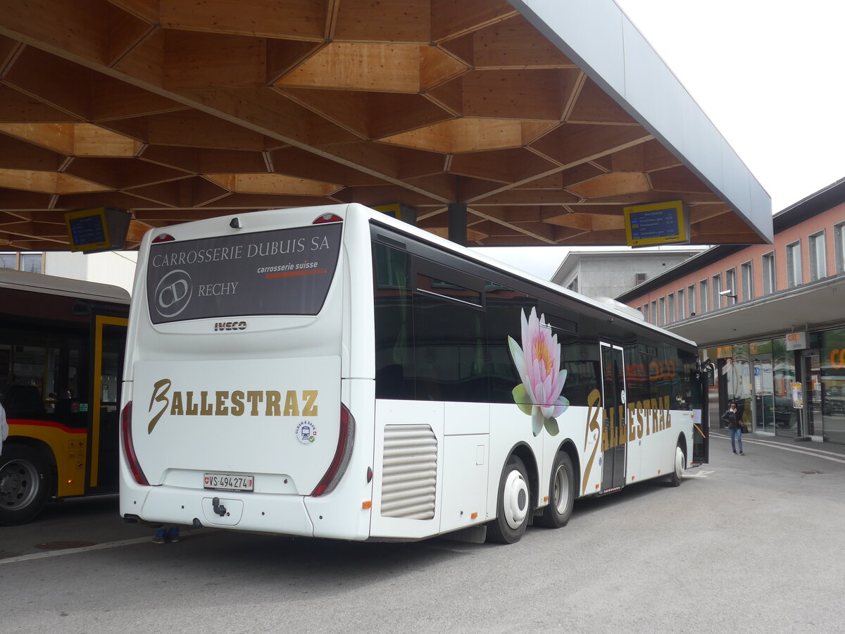 (225'458) - Ballestraz, Gr�ne - VS 494'274 - Iveco (ex Vorf�hrfahrzeug Iveco France) am 1. Mai 2021 beim Bahnhof Sion