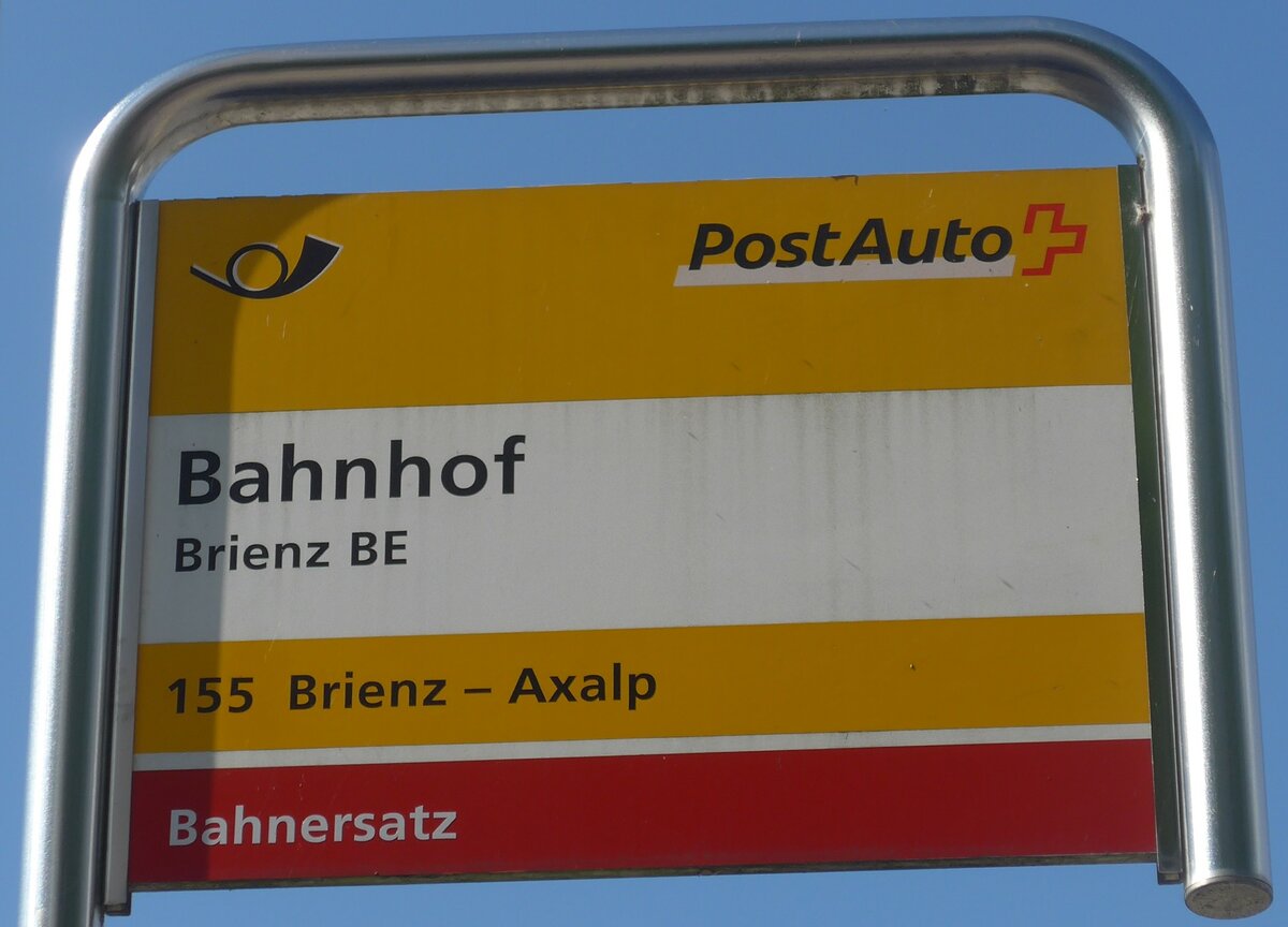 (225'825) - PostAuto-Haltestellenschild - Brienz BE, Bahnhof - am 11. Juni 2021