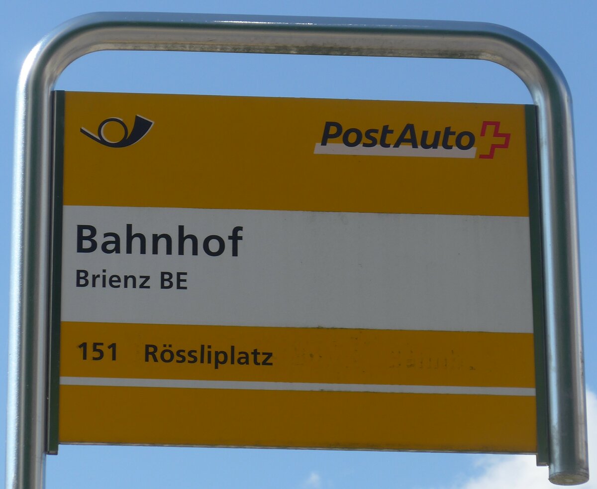 (225'827) - PostAuto-Haltestellenschild - Brienz BE, Bahnhof - am 11. Juni 2021