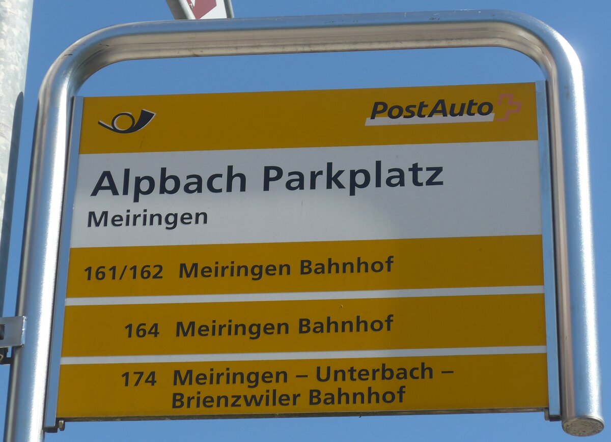 (226'254) - PostAuto-Haltestellenschild - Meiringen, Alpbach Parkplatz - am 10. Juli 2021