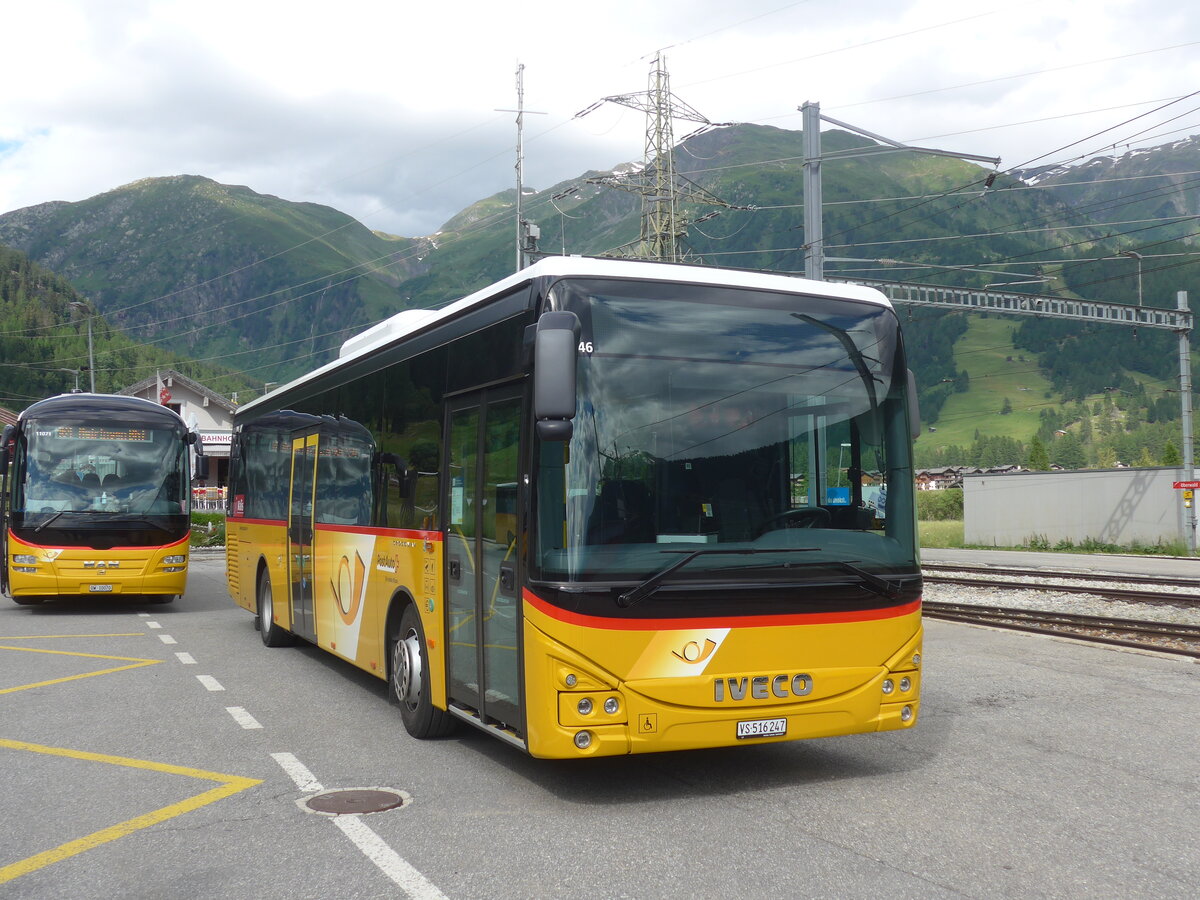 (226'288) - PostAuto Wallis - VS 516'247 - Iveco am 10. Juli 2021 beim Bahnhof Oberwald
