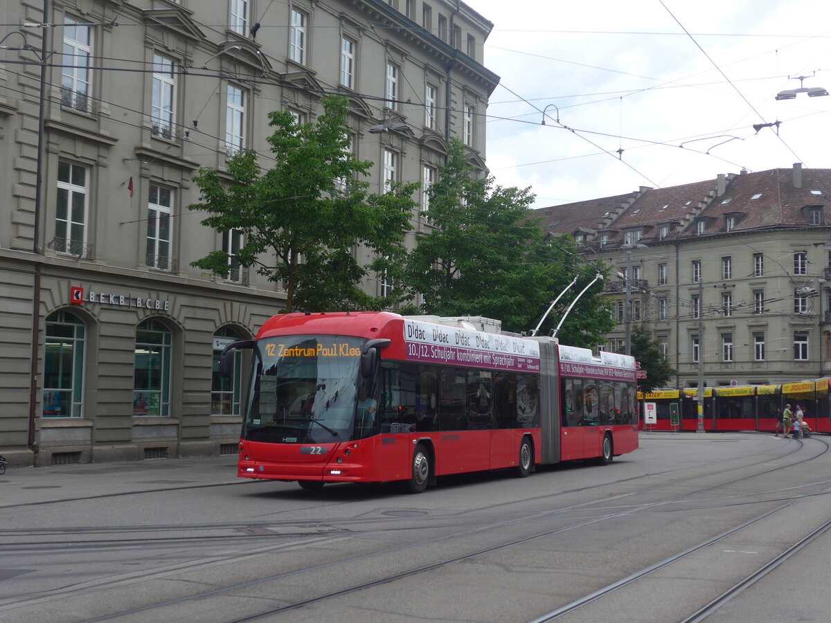 (227'055) - Bernmobil, Bern - Nr. 22 - Hess/Hess Gelenktrolleybus am 7. August 2021 beim Bahnhof Bern