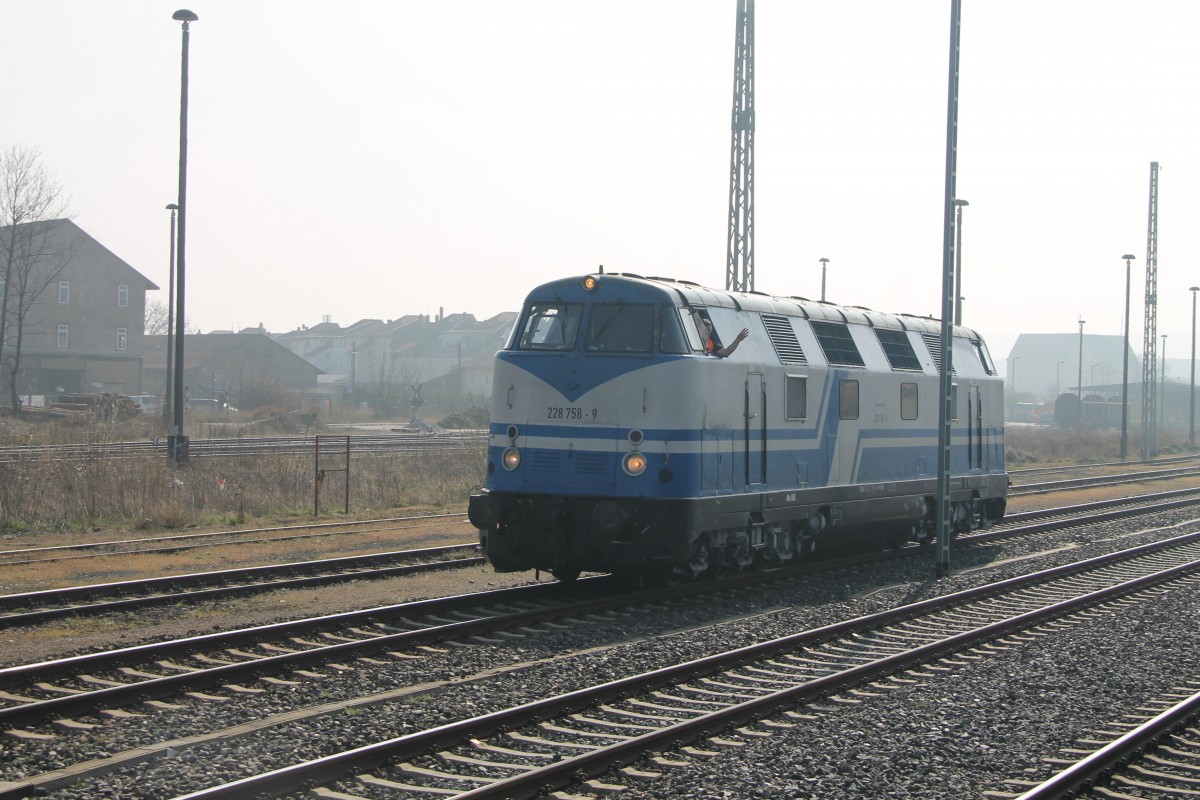 228 758-9 der Rennsteigbahn in Arnstadt am 29.M�rz.2014