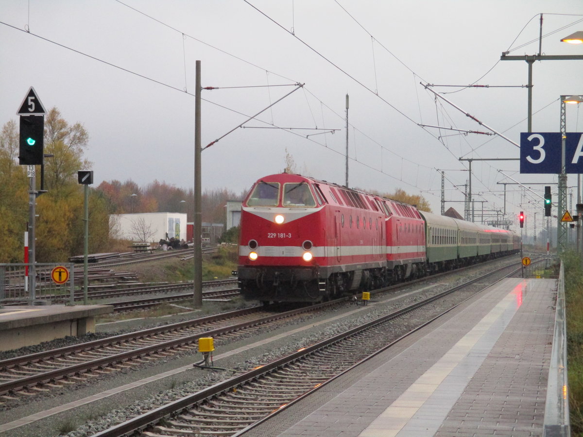 229 147 und 229 181 mit Sonderzug 83450 Erfurt-Binz,am 09.November 2019,in Bergen/Rgen.