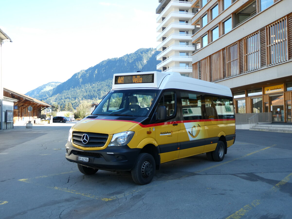 (229'266) - PostAuto Graubnden - Nr. 2/GR 162'984 - Mercedes am 15. Oktober 2021 beim Bahnhof Ilanz