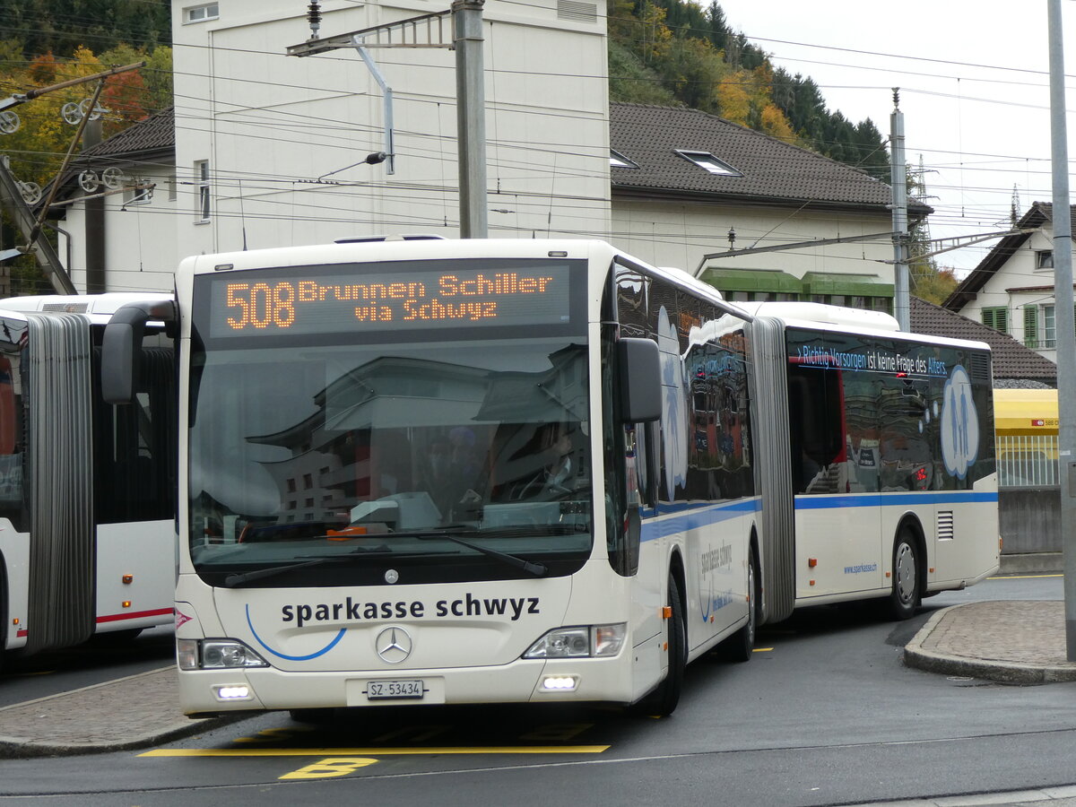 (229'671) - AAGS Schwyz - Nr. 34/SZ 53'434 - Mercedes am 22. Oktober 2021 beim Bahnhof Schwyz