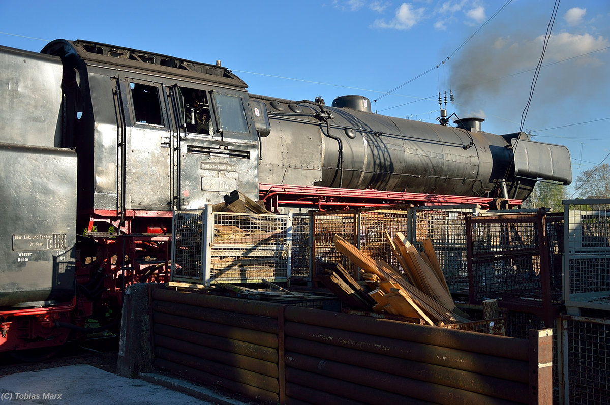 23 042 am Kohlebunker am Vortag der Bahnwelttage 2016 (04.05.2016)