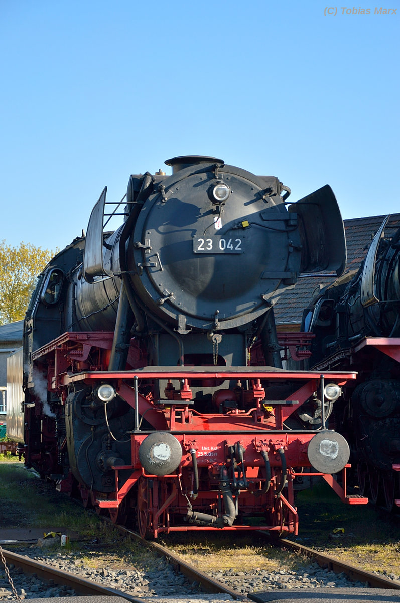 23 042 am morgen des 05.05.2016. Sie war an den Bahnwelttage für Führerstandsmitfahrten im Einsatz.