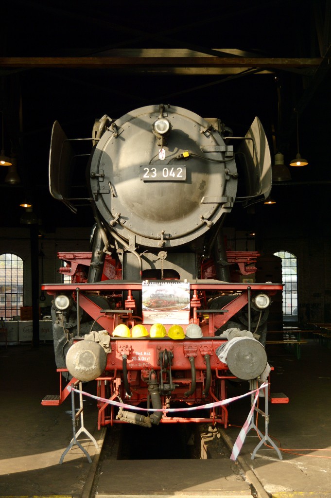 23 042 im Eisenbahnmuseum Darmstadt-Kranichstein am 20.09.2015. Sie konnten sich Besucher von unten anschauen.