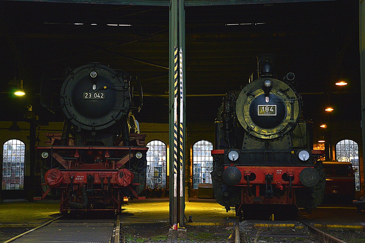 23 042 und ELNA 184 DME am 18.11.2015 im Lokschuppen des Eisenbahnmuseum Darmstadt-Kranichstein.Bild des Monats November 2015