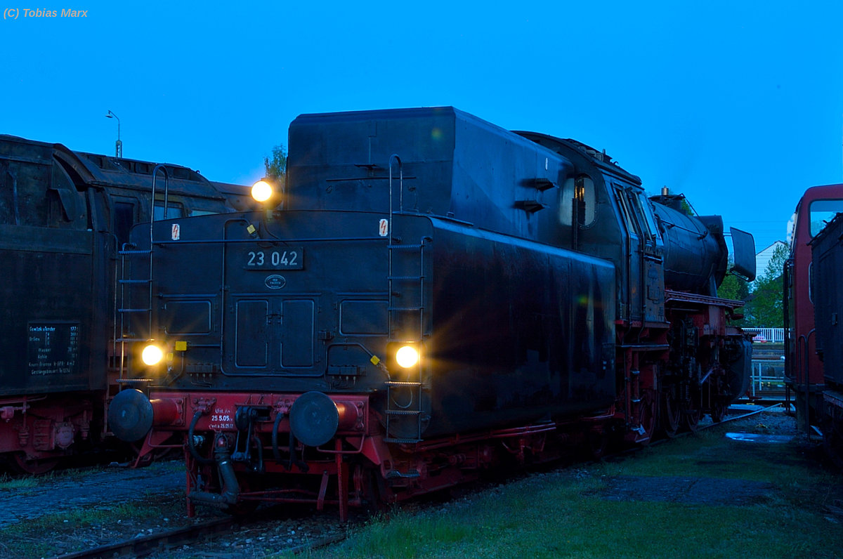 23 042 kurz vor der Nachtruhe am Vortag der Bahnwelttage 2016 (04.05.2016)
