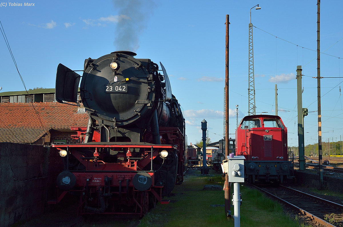 23 042 und V122 (265 602) pausierten am Vortag der Bahnwelttage 2016 (04.05.2016)