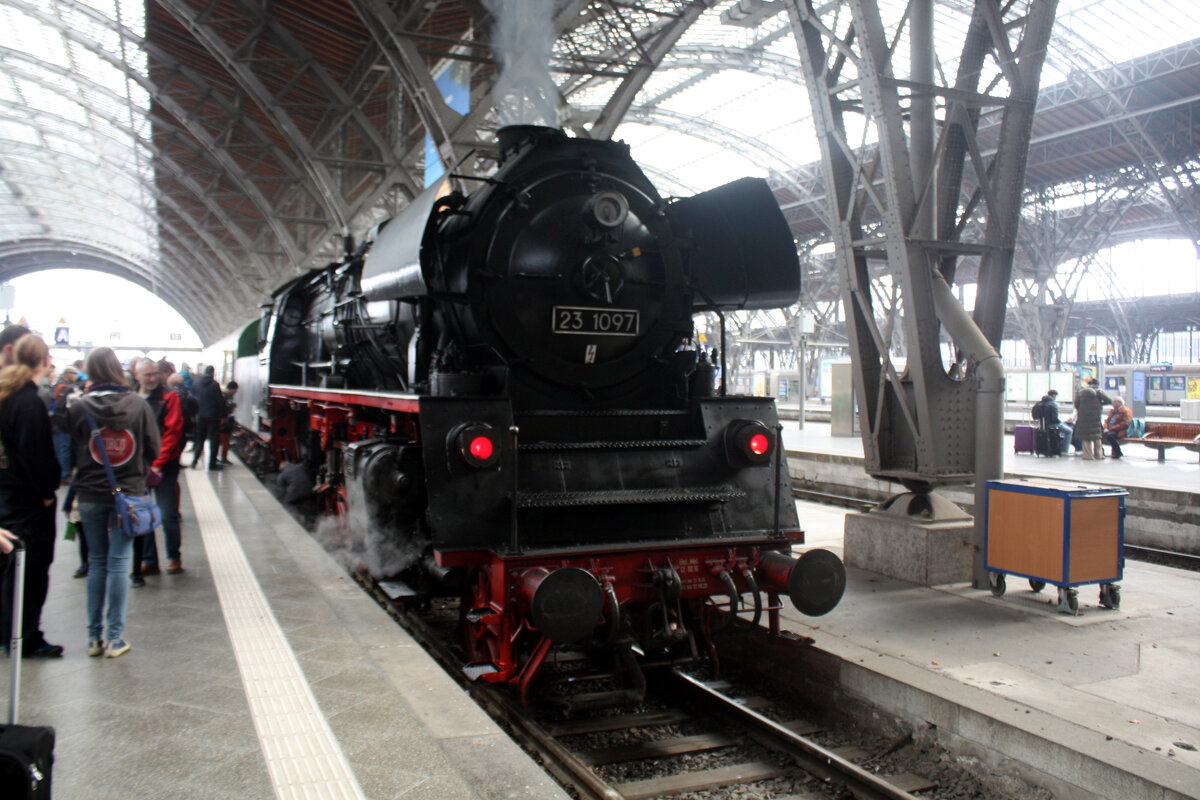 23 1097 (35 1097) mit 345 137 stehen als Sonderzug im Bahnhof Leipzig Hbf bereit am 30.3.24