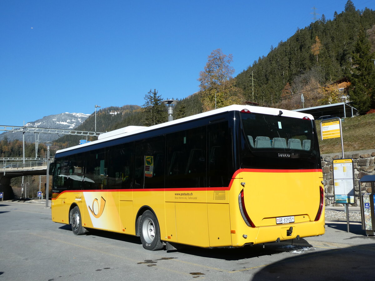 (230'005) - Bossi&Hemmi, Tiefencastel - GR 61'915 - Iveco am 6. November 2021 beim Bahnhof Tiefencastel