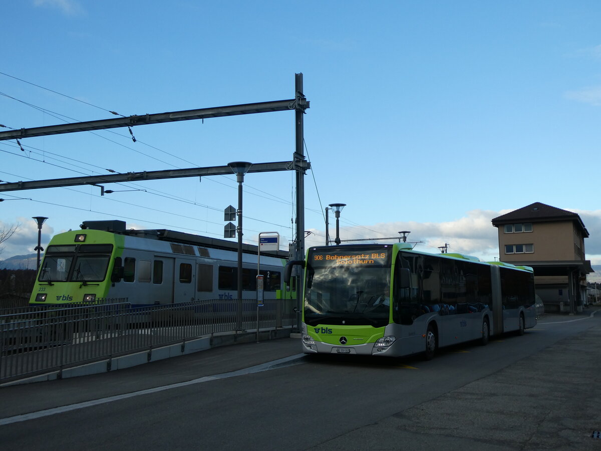 (230'210) - Busland, Burgdorf - Nr. 302/BE 559'302 - am 8. November 2021 beim Bahnhof Wiler