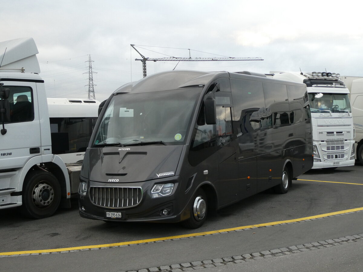 (230'737) - Busmiete, Regensdorf - FR 295'634 - Iveco/Sitcar am 13. November 2021 in Kerzers, Interbus
