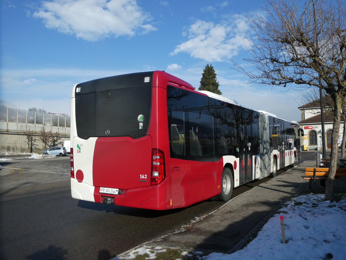 (231'262) - TPF Fribourg - Nr. 162/FR 300'244 - Mercedes am 14. Dezember 2021 beim Bahnhof Moudon