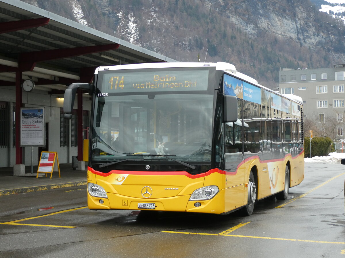 (231'596) - Flck, Brienz - Nr. 23/BE 868'723 - Mercedes am 26. Dezember 2021 in Meiringen, Postautostation