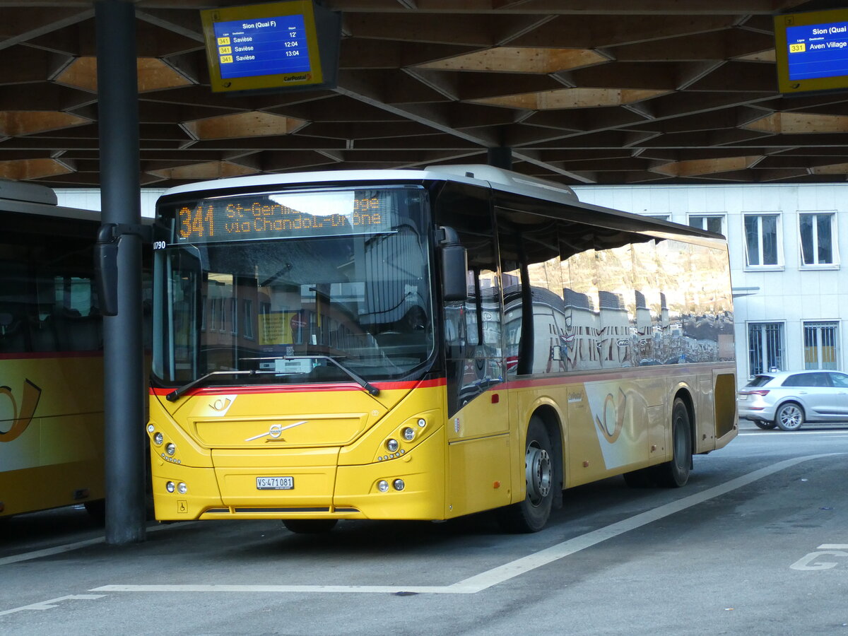 (231'616) - PostAuto Wallis - Nr. 34/VS 471'081 - Volvo (ex TRD, Savi�se) am 1. Januar 2022 beim Bahnhof Sion
