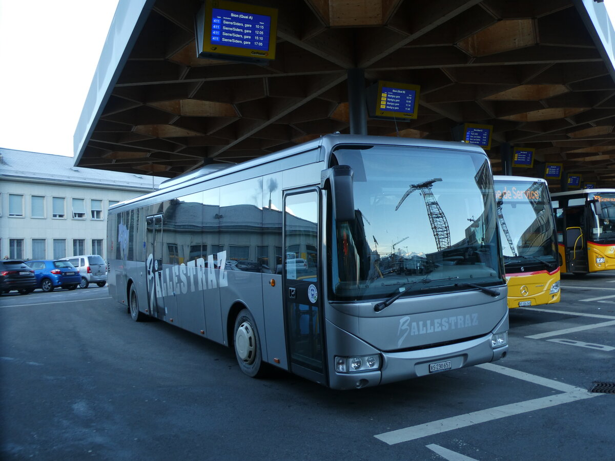(231'619) - Ballestraz, Gr�ne - VS 230'657 - Irisbus am 1. Januar 2022 beim Bahnhof Sion