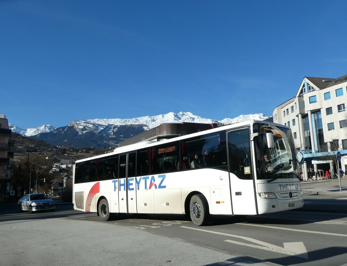 (231'656) - Theytaz, Sion - VS 11'004 - Mercedes am 1. Januar 2022 beim Bahnhof Sion