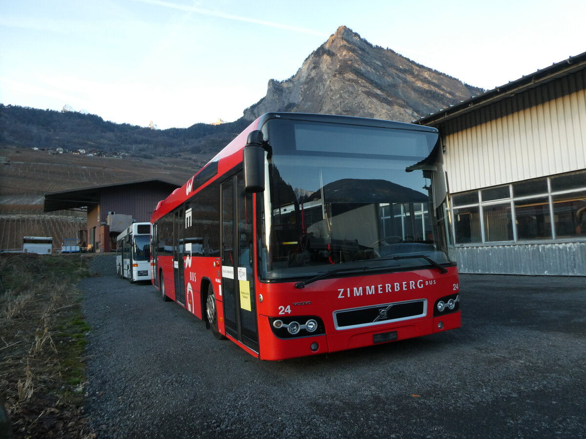 (231'685) - AHW Horgen - Nr. 24 - Volvo am 1. Januar 2022 in Leytron, Garage Buchard