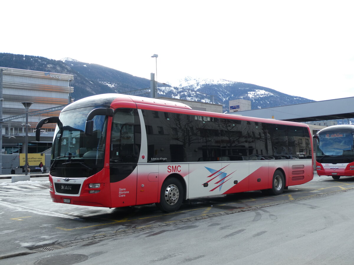 (231'743) - SMC Montana - Nr. 25/VS 28'725 - MAN am 2. Januar 2022 beim Bahnhof Sierre