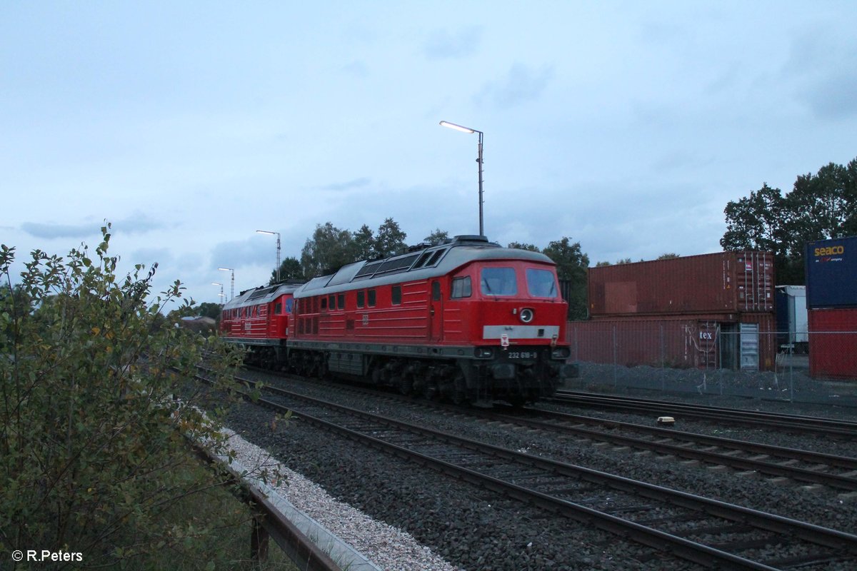 232 093-5 und 232 618-9 fahren las Lokzug durch Wiesau/Oberpfalz in Richtung Marktredwitz. 04.10.17